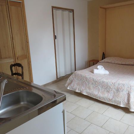 Cafe De La Place Gite & Chambres D'Hotes "Lou Pastre" Lanuejols  ภายนอก รูปภาพ