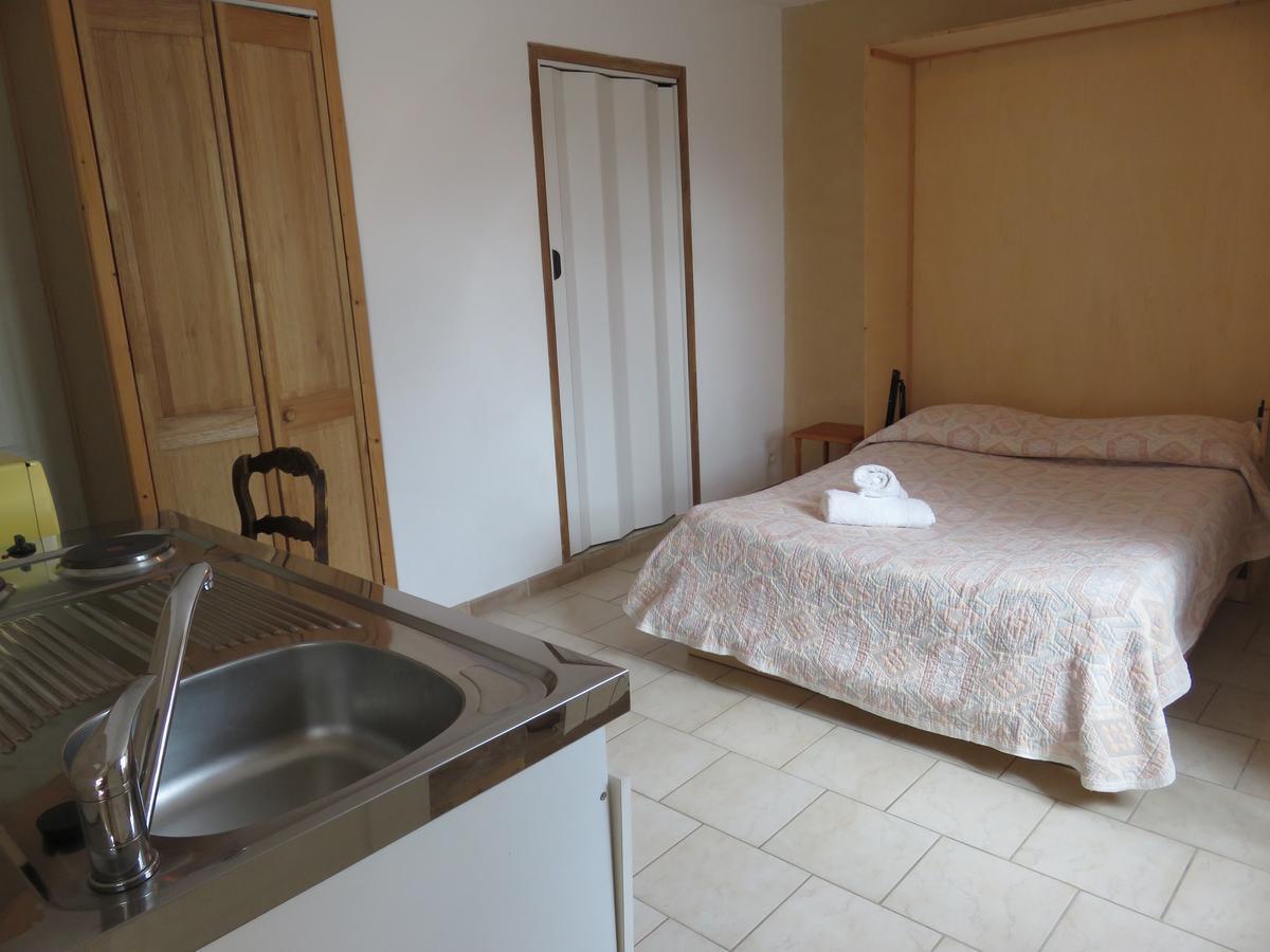 Cafe De La Place Gite & Chambres D'Hotes "Lou Pastre" Lanuejols  ภายนอก รูปภาพ