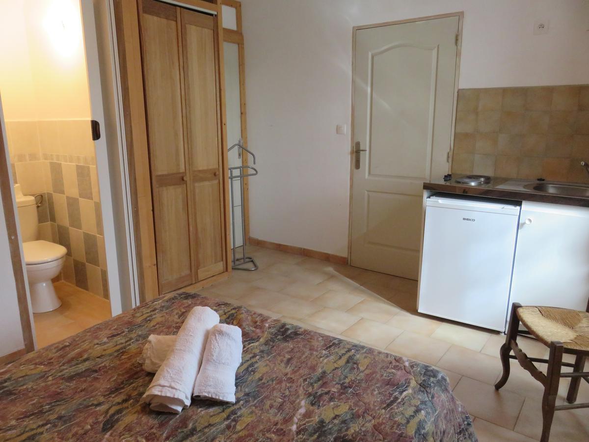 Cafe De La Place Gite & Chambres D'Hotes "Lou Pastre" Lanuejols  ภายนอก รูปภาพ