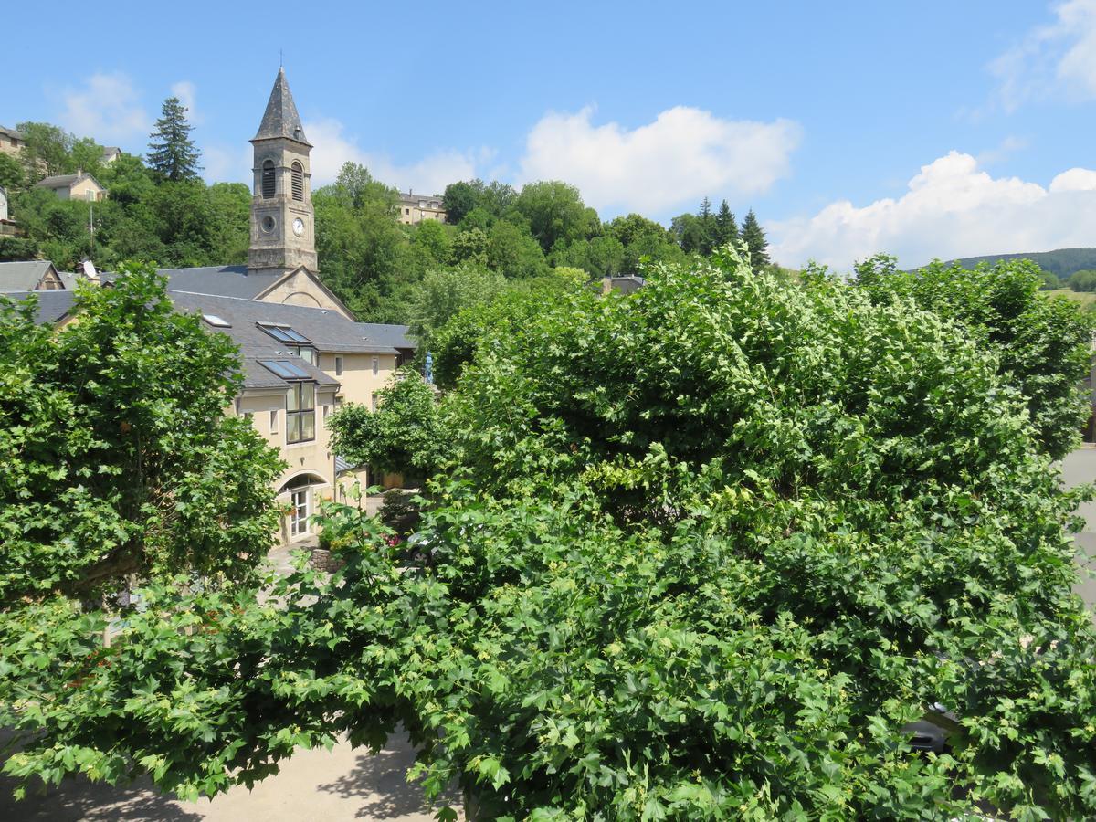 Cafe De La Place Gite & Chambres D'Hotes "Lou Pastre" Lanuejols  ภายนอก รูปภาพ