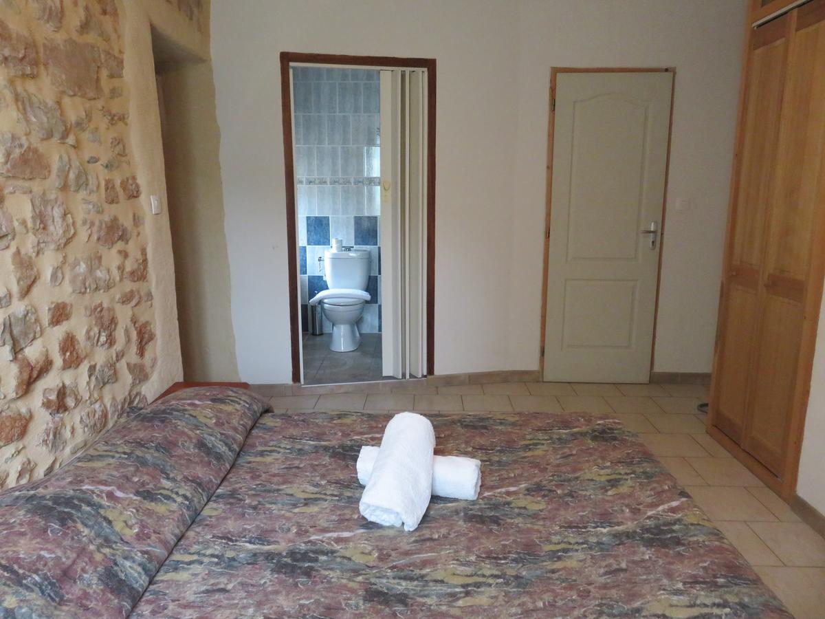 Cafe De La Place Gite & Chambres D'Hotes "Lou Pastre" Lanuejols  ภายนอก รูปภาพ